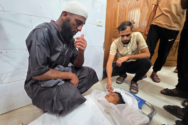 ودّع المشيّعون الطفل الفلسطيني عبيدة شيخ العيد، البالغ من العمر 10 سنوات، وحضروا جنازته في مجمع ناصر الطبي في خان يونس، جنوب قطاع غزة، في 9 سبتمبر/أيلول. (صورة: طارق محمد)