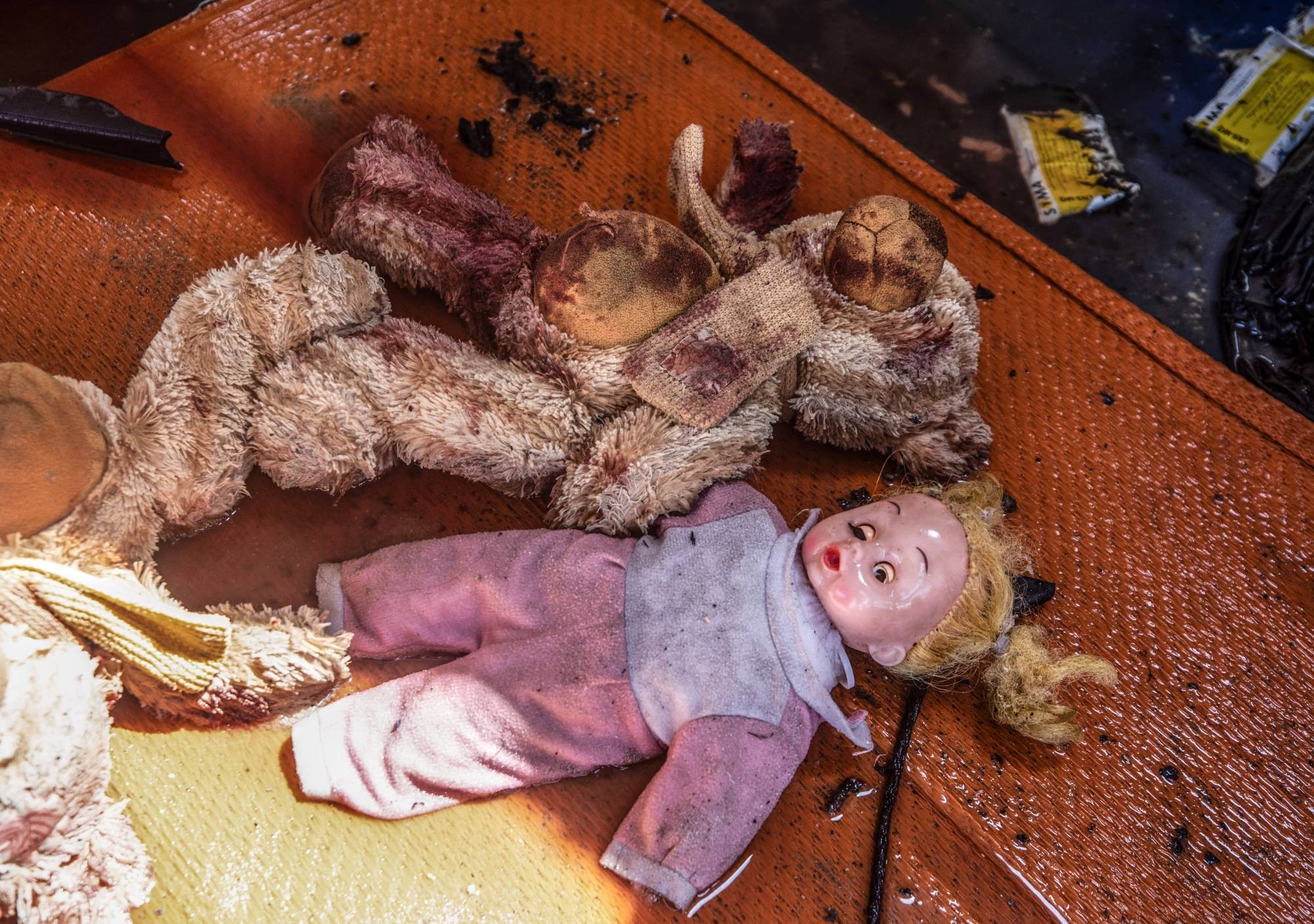 دُمى أطفال ملطخة بالدماء بموقع الهجوم الإسرائيلي الذي أدى لاختطاف مسؤول أمني في «حماس» بمدينة غزة الثلاثاء (إ.ب.أ).jpeg