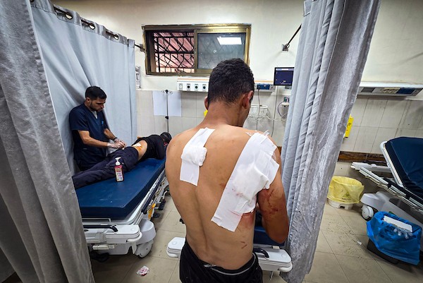 نقل مسعفون فلسطينيون خمسة جرحى، بينهم جريح في حالة حرجة، إلى مجمع ناصر الطبي في خان يونس، جنوب قطاع غزة، في 24 سبتمبر/أيلول 2026، بعد إصابتهم في غارة جوية إسرائيلية. (صورة: طارق محمد )