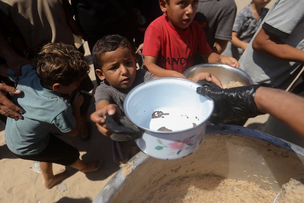 تجمع فلسطينيون نازحون لتلقي وجبات طعام من مطبخ خيري في غرب مدينة غزة، قطاع غزة، في 7 سبتمبر/أيلول 2026. (صورة: بلال أسامة)