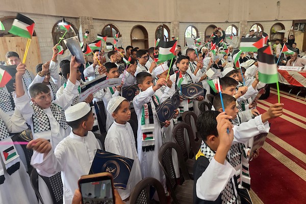 طلاب فلسطينيون من حفظة القرآن الكريم خلال حفل تخرج في خان يونس، جنوب قطاع غزة، في 14 سبتمبر/أيلول. تصوير: طارق محمد.