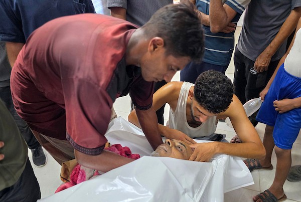 نقل مسعفون جثمان إلى مجمع ناصر الطبي في خان يونس، جنوب قطاع غزة، في 14 سبتمبر/أيلول 2026، عقب غارة إسرائيلية استهدفت خيمة في منطقة المواصي. (صورة: طارق محمد)