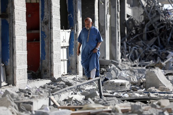 فلسطينيون يتفقدون الأضرار التي لحقت بمجمع الصخرة شرق مدينة غزة، قطاع غزة، في 6 سبتمبر/أيلول 2026، إثر غارة جوية إسرائيلية استهدفت المبنى. (صورة: بلال أسامة)