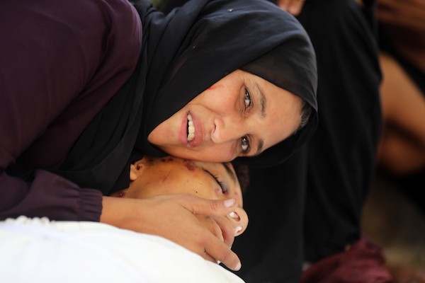 ودّع فلسطينيون جثمان المراهق إسماعيل الهرش في مستشفى الشفاء بمدينة غزة بعد استشهاده بنيران الجيش الإسرائيلي في شارع الهوجا شرق جباليا شمال قطاع غزة، في 2 سبتمبر/أيلول 2026. (صورة: بلال أسامة)