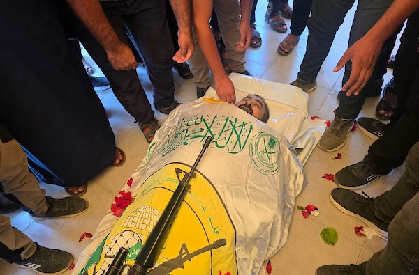 جنازة نائل أبو عبيد، قائد لواء رفح التابع لكتائب عز الدين القسام، في مجمع ناصر الطبي بخان يونس، جنوب قطاع غزة، في 16 سبتمبر/أيلول 2026.(صورة: طارق محمد)
