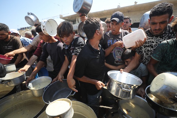 فلسطينيون نازحون يتلقون وجبات غذائية مجانية خلال عملية توزيع غرب مدينة غزة، في 9 أيلول/سبتمبر 2026، وسط ظروف إنسانية صعبة ونقص في الغذاء والاحتياجات الأساسية. تصوير: حسن الجدي.