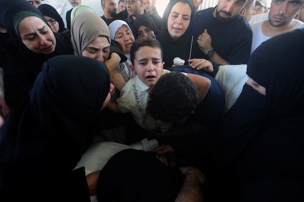 مشيّعون يودعون جثمان بصير منير البرش، داخل مستشفى الشفاء بمدينة غزة في 19 أيلول/ سبتمبر 2026. (تصوير: بلال أسامة)