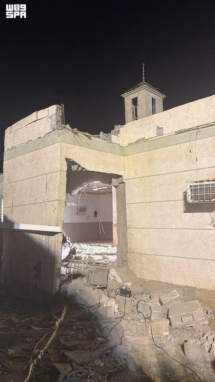 سقوط مقذوف في محافظة الطوال بمنطقة جازان نتج عنه إصابتان وأضرار مادية في مسجد وعدد من المباني والمركبات.webp