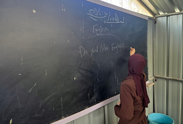 طلبة فلسطينيون يباشرون عامهم الدراسي الجديد داخل خيام وفصول مؤقتة مصنوعة من الصفيح في خان يونس جنوب قطاع غزة، في 19 أيلول/ سبتمبر 2026. (تصوير: طارق محمد)