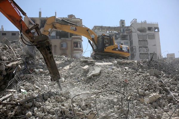 فرق الدفاع المدني الفلسطيني تواصل، لليوم الثاني، البحث بين أنقاض مبنى سكني منهار في منطقة الصناعة غرب مدينة غزة، في 17 سبتمبر/أيلول 2026. (تصوير: محمد صالحة)