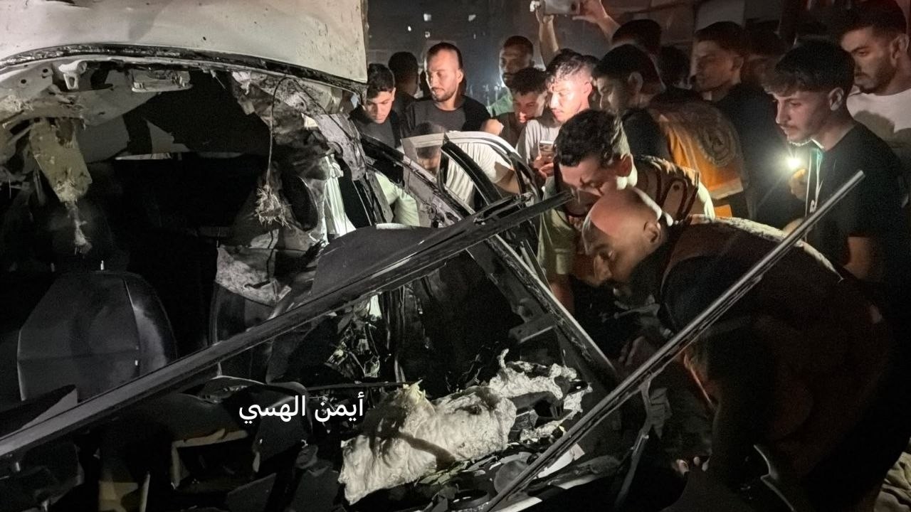 المركبة التي استهدفها طيران الاحتلال على شارع الصفطاوي شمال مدينة غزة، ما أسفر عن ارتقاء شهيد وإصابة..jpg