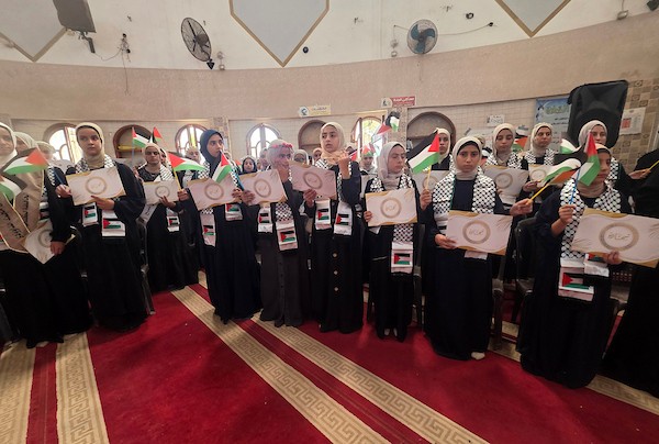 طلاب فلسطينيون من حفظة القرآن الكريم خلال حفل تخرج في خان يونس، جنوب قطاع غزة، في 14 سبتمبر/أيلول. تصوير: طارق محمد.