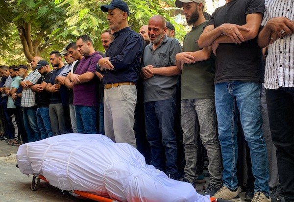 ودّع المشيّعون شادي أبو حصيرة، الذي استُشهد في غارة إسرائيلية استهدفت سيارته عند مفترق طرق الصناعة بمدينة غزة في 28 سبتمبر/أيلول 2026.(صورة: محمد صالحة)