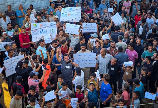 فلسطينيون يشاركون في مظاهرة على ساحل مواصي خان يونس، جنوب قطاع غزة، في 29 سبتمبر/أيلول 2026. (صورة: طارق محمد)