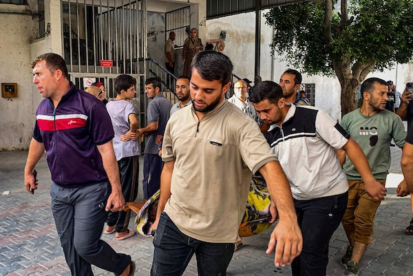يحمل فلسطينيون جثتي شخصين إلى مستشفى الشفاء في مدينة غزة في 29 سبتمبر/أيلول 2026، عقب غارة إسرائيلية على مخيم حلاوة في جباليا.صورة: أحمد الشوا