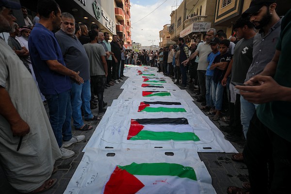 تشييع جماعي في النصيرات لفلسطينيين انتُشلت جثامينهم من تحت الأنقاض، 29 سبتمبر/أيلول 2026.(صورة: معز صالحي)