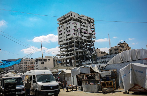 خيام لنازحين فلسطينيين بجوار برج بنك فلسطين المتضرر جراء القصف الإسرائيلي في مدينة غزة، في 20 سبتمبر/أيلول 2026. (صورة: محمد صالحة)
