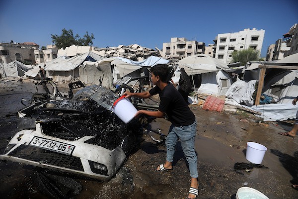 يتفقد فلسطينيون موقع غارات جوية وإطلاق نار إسرائيلي غرب مدينة غزة في الأول من سبتمبر/أيلول 2026. (صورة: بلال أسامة)