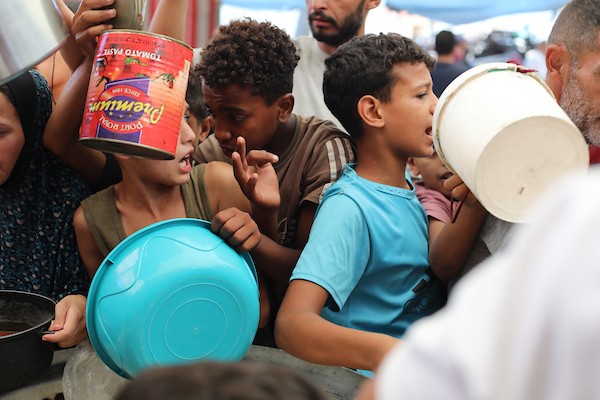فلسطينيون نازحون، بينهم أطفال، يتجمعون للحصول على وجبات ساخنة في مخيم النصيرات وسط قطاع غزة، في 19 أيلول/ سبتمبر 2026. (تصوير: حسن الجدي)