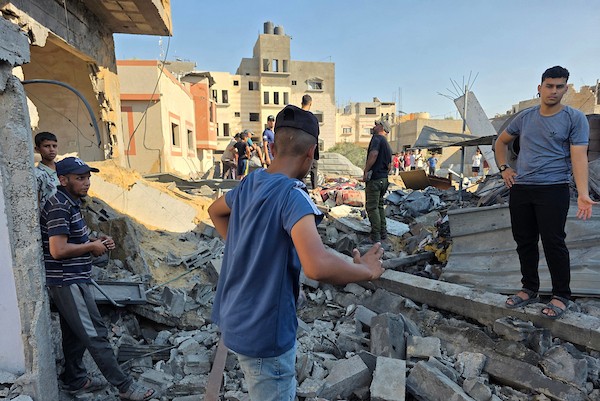 يتفقد فلسطينيون منزلاً دُمر في غارة جوية إسرائيلية استهدفت مخيم خان يونس، جنوب قطاع غزة، بينما يتصاعد الدخان من الموقع، في 9 سبتمبر/أيلول 2026. وأفادت مصادر طبية أن الغارة أسفرت عن إصابة شخصين. صورة: طارق محمد