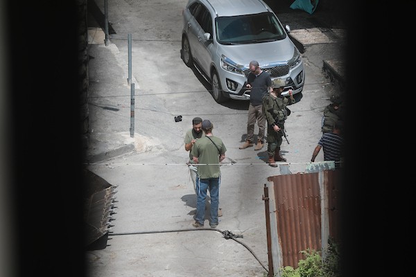 مستوطنون ينفذون أعمال تجريف في شارع الشلالة في البلدة القديمة بالخليل، بحماية قوات الاحتلال، في 31 آب/أغسطس 2026. (تصوير: مأمون وزواز)
