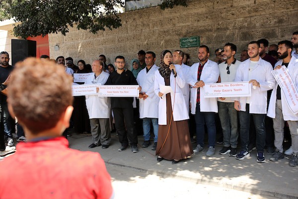 يشارك أطباء فلسطينيون في احتجاج دعت إليه لجنة طب الأسنان في قطاع غزة أمام مقر الصليب الأحمر بمدينة غزة في 15 سبتمبر/أيلول 2026.صورة: محمد صالحة