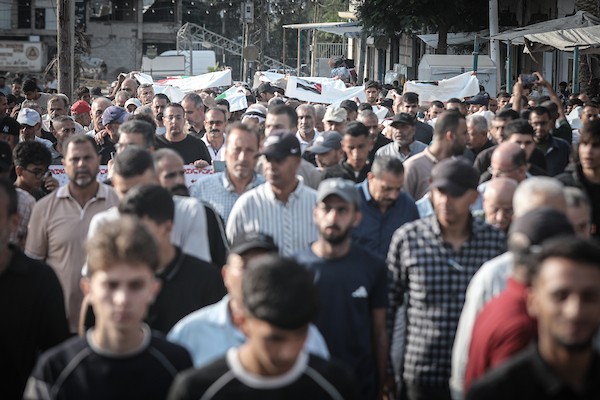 فلسطينيون يشاركون في جنازة عشرة من أفراد عائلة الثوابتة في مخيم البريج للاجئين وسط قطاع غزة، في 29 سبتمبر/أيلول 2026، بعد انتشال جثامينهم.(صورة: معز صالحي)