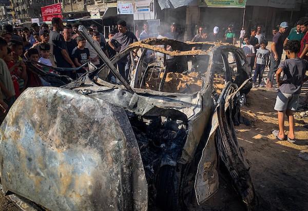 فلسطينيون يتجمعون في موقع غارة جوية إسرائيلية استهدفت مركبة مدنية في حي الشيخ رضوان بمدينة غزة، في 19 أيلول/ سبتمبر 2026. وأدى الاستهداف إلى سقوط شهيد وإصابة خرين. (تصوير: بلال أسامة)