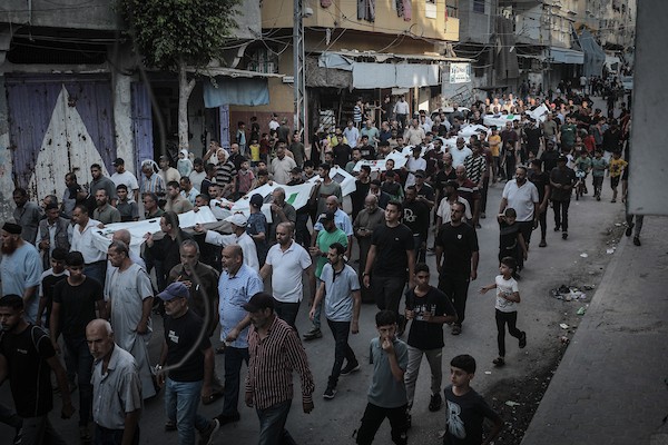 فلسطينيون يشاركون في جنازة عشرة من أفراد عائلة الثوابتة في مخيم البريج للاجئين وسط قطاع غزة، في 29 سبتمبر/أيلول 2026، بعد انتشال جثامينهم.(صورة: معز صالحي)