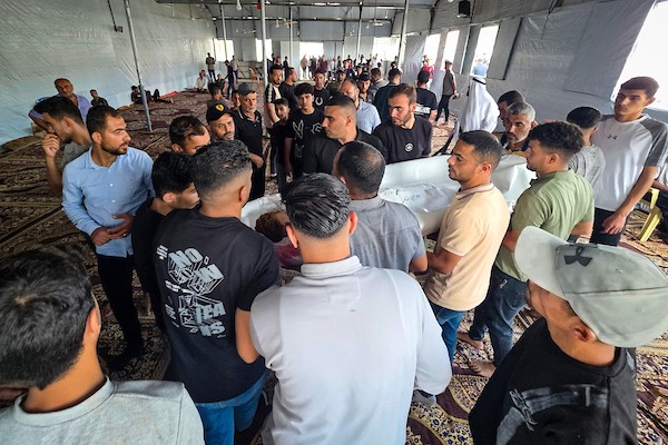 ودّع الفلسطينيون جثمان الشاب طارق كامل المصري، البالغ من العمر 17 عامًا، في خان يونس، جنوب قطاع غزة، في 28 سبتمبر/أيلول 2026. (صورة: طارق محمد)