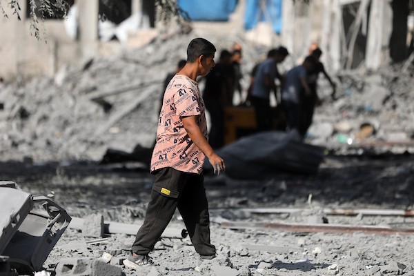 فلسطينيون يتفقدون الأضرار التي لحقت بمجمع الصخرة شرق مدينة غزة، قطاع غزة، في 6 سبتمبر/أيلول 2026، إثر غارة جوية إسرائيلية استهدفت المبنى. (صورة: بلال أسامة)