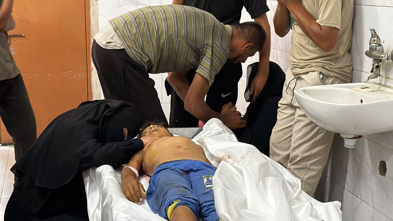 وصول مجمع ناصر الطبي الشهيد عبيدة اسامة الشيخ عيد جراء اطلاق قوات الاحتلال النار صوب خيام النازحين في منطقة بئر 19 جنوب غرب خانيونس 1.jpg