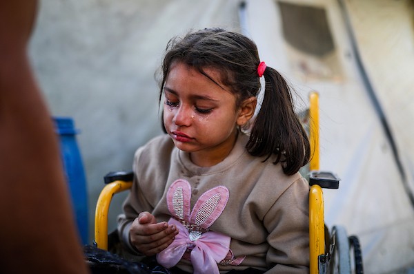 الطفلة ليان زكريا عسلية (7 أعوام) داخل خيمة على سطح مدرسة تؤوي نازحين في مدينة غزة، في 28 سبتمبر/أيلول 2026. (صورة: بلال أسامة)