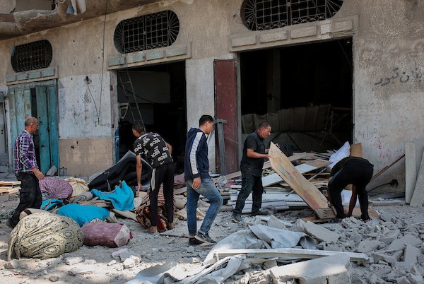 يتفقد فلسطينيون الأضرار التي لحقت بمنزل عائلة كريم في حي التفاح، شرق مدينة غزة، عقب غارة إسرائيلية استهدفته في 22 سبتمبر/أيلول 2026.(صورة: بلال أسامة)