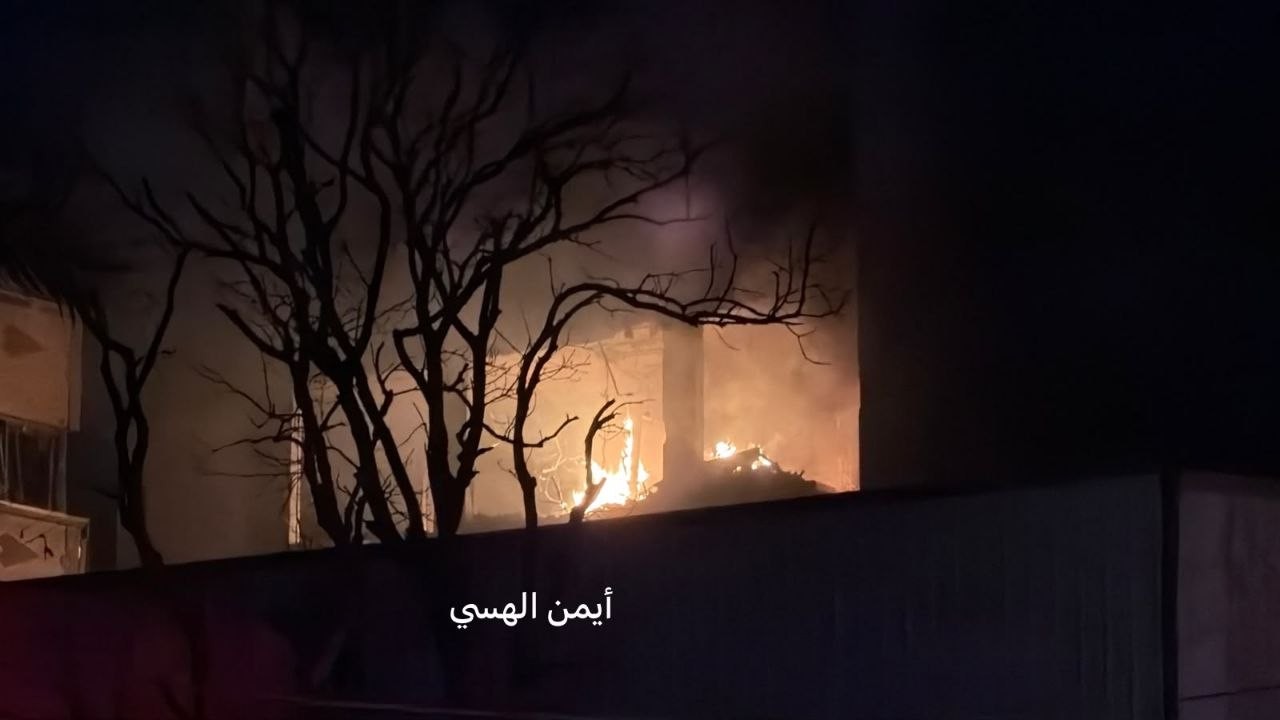 من الشقة السكنية المستهدفة بحي النصر غربي مدينة غزة 11.jpg