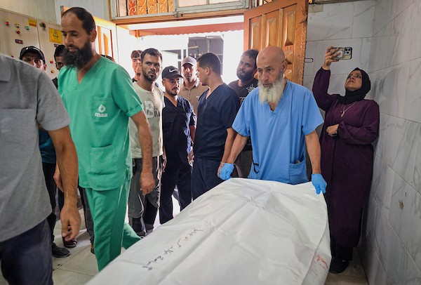 في 23 سبتمبر/أيلول 2026، نقل مسعفون جثثًا وجرحى فلسطينيين إلى مجمع ناصر الطبي في خان يونس، جنوب قطاع غزة، عقب غارة جوية إسرائيلية استهدفت مركبة مدنية في مواصي خان يونس. (صورة: طارق محمد)
