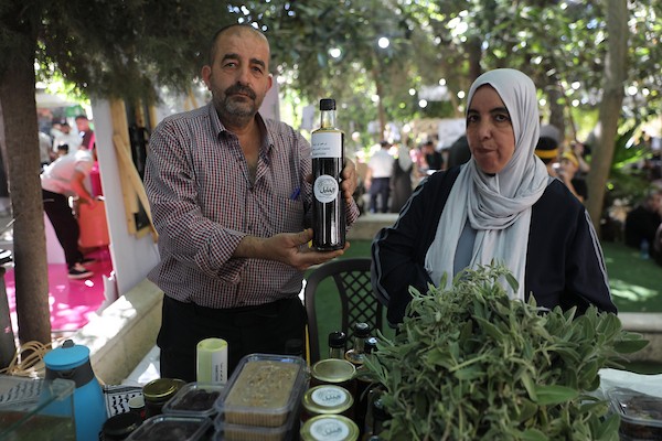مزارعون وسكان فلسطينيون يشاركون في مهرجان «أيام العنب الخليلي» في البلدة القديمة بمدينة الخليل، في 26 سبتمبر/أيلول 2026. تصوير: مأمون وزوز.