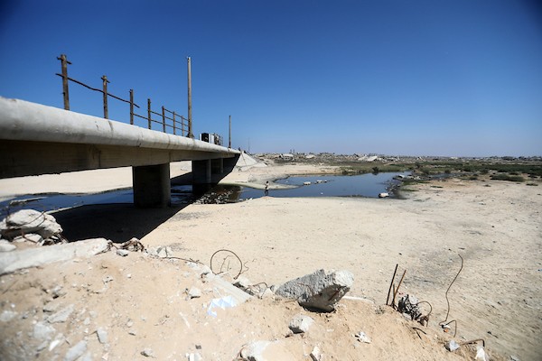 في 13 سبتمبر/أيلول 2026، تدفقت مياه الصرف الصحي إلى البحر في منطقة وادي غزة جنوب مدينة غزة، قطاع غزة. (صورة: بلال أسامة)