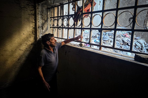 يعيش فلسطينيون نازحون داخل مركز إيواء في خان يونس، جنوب قطاع غزة، في 24 سبتمبر/أيلول 2026، وسط تدهور الأوضاع الصحية الناجمة عن تسرب مياه الصرف الصحي. (صورة: طارق محمد)