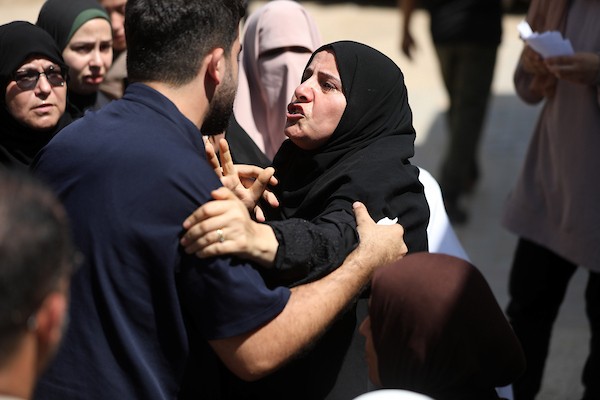 مشيّعون يودعون جثمان بصير منير البرش، داخل مستشفى الشفاء بمدينة غزة في 19 أيلول/ سبتمبر 2026. (تصوير: بلال أسامة)