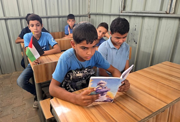 طلبة فلسطينيون يباشرون عامهم الدراسي الجديد داخل خيام وفصول مؤقتة مصنوعة من الصفيح في خان يونس جنوب قطاع غزة، في 19 أيلول/ سبتمبر 2026. (تصوير: طارق محمد)