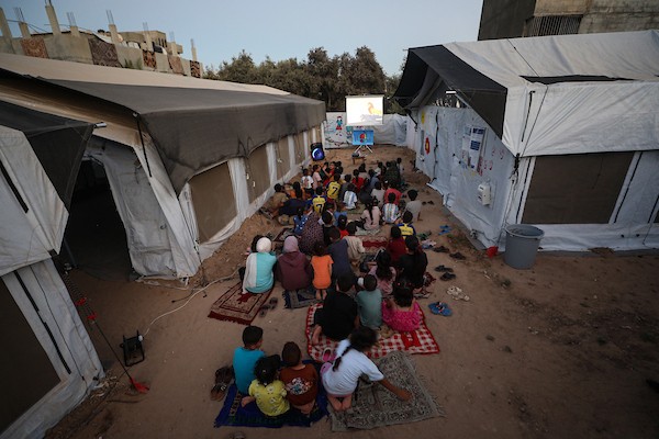 أطفال فلسطينيون يشاهدون رسومًا متحركة في مخيم النصيرات للاجئين وسط قطاع غزة، في 18 سبتمبر/أيلول 2026. تصوير: حسن الجدي