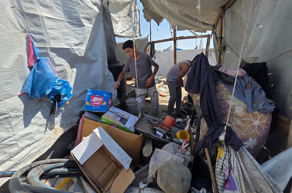 يتفقد فلسطينيون موقع غارة إسرائيلية استهدفت خيمة تؤوي نازحين في منطقة المواصي بمحافظة خان يونس، جنوب قطاع غزة، في 14 سبتمبر/أيلول 2026. (صورة: طارق محمد)