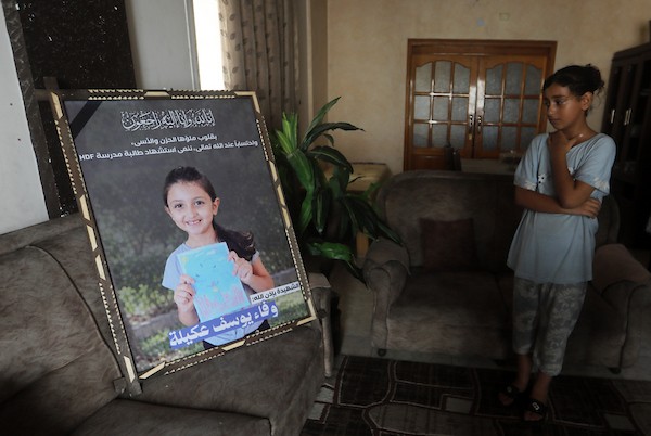 أفراد من عائلة الطفلة الفلسطينية وفاء عكيلة، 9 سنوات، خلال مراسم عزائها في مدينة غزة في 8 سبتمبر/أيلول 2026. (صورة: بلال أسامة)