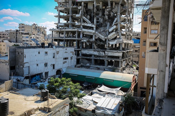 خيام لنازحين فلسطينيين بجوار برج بنك فلسطين المتضرر جراء القصف الإسرائيلي في مدينة غزة، في 20 سبتمبر/أيلول 2026. (صورة: محمد صالحة)