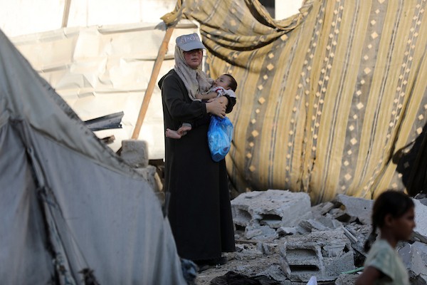 يتفقد فلسطينيون الأضرار في موقع غارة إسرائيلية استهدفت منزلاً غرب مدينة غزة، في سبتمبر/أيلول 2026. صورة: بلال أسامة