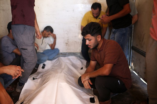 ودّع فلسطينيون جثماني شخصين في مستشفى الشفاء بمدينة غزة، قطاع غزة، في 13 سبتمبر/أيلول 2026.صورة: محمد صالحة
