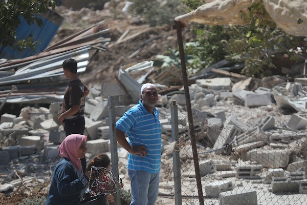 يتفقد فلسطينيون الأضرار الناجمة عن هدم منازل في قرية جنبا بمحافظة مسافر يطا، جنوب الخليل، في 23 سبتمبر/أيلول 2026. (صورة: مأمون وزواز)