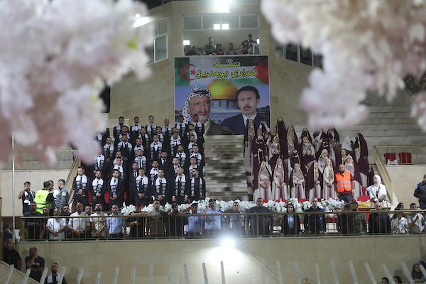 عرسان يشاركون في حفل زفاف جماعي ضم 44 زوجًا في مدينة دورا قرب الخليل، في 26 سبتمبر/أيلول 2026. تصوير: مأمون وزواز.