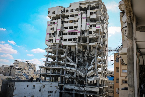 خيام لنازحين فلسطينيين بجوار برج بنك فلسطين المتضرر جراء القصف الإسرائيلي في مدينة غزة، في 20 سبتمبر/أيلول 2026. (صورة: محمد صالحة)